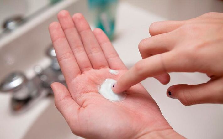 Scrub sareng soda pikeun pembesaran sirit