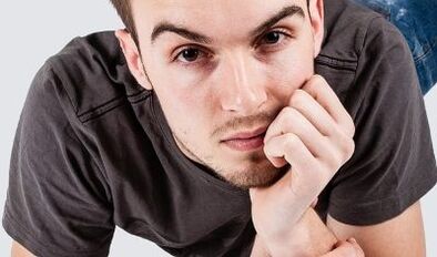 Saurang lalaki hoyong ngagedékeun sirit na